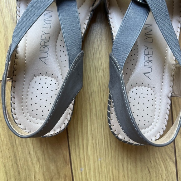 Comfortable gray sandals - Picture 8 of 9